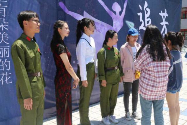 《追忆·芳华》 外国语言文学系 总有岁月可追忆 且以深情度芳华——第七届“魅夜乌马河”校园戏剧节之外语专场