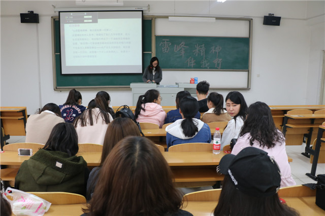 外语系“青年心·雷锋行”完满班级系列活动( 一)