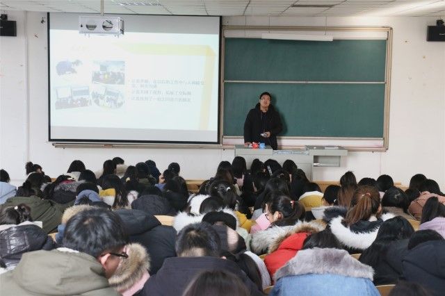 外语系开展2018级主题年级会/辅导员说完满(2018年12月)