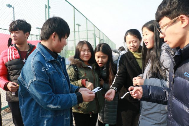 发扬团结精神 构建和谐班级——外语系第二届“成才杯”男女混合拔河比赛