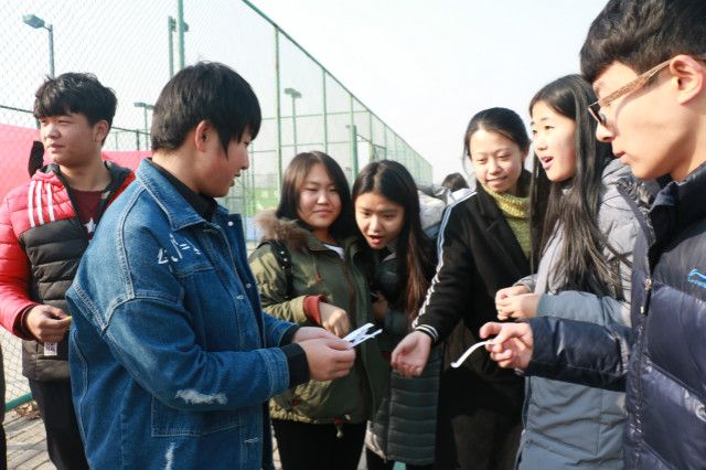 发扬团结精神  构建和谐班级——外语系第二届“成才杯”男女混合拔河比赛