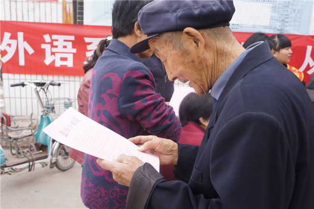 一棵老槐树的独白——外语系开展“关爱健康,从测量血压做起”公益活动