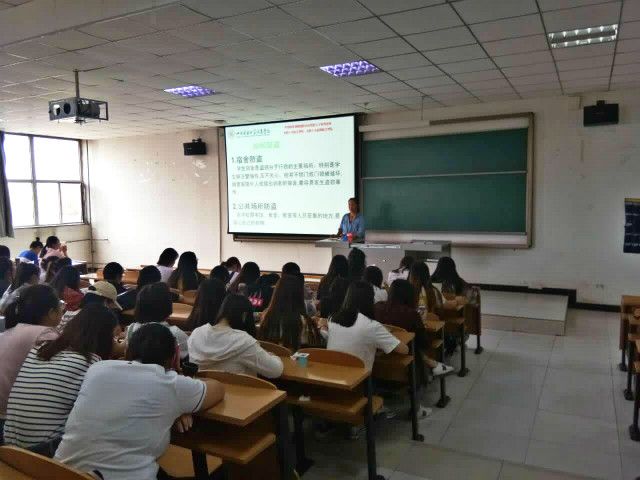 外语系开展2017级主题年级会/辅导员说完满(2019年9月)