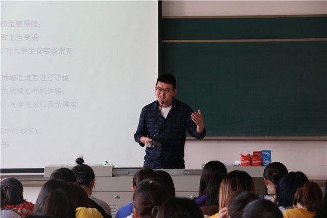 外语系开展2016级主题年级会/辅导员说完满(2019年5月)