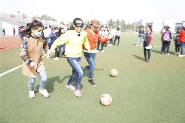 青春无限 绽放活力——外语系举办“男神女神向前冲”趣味运动赛