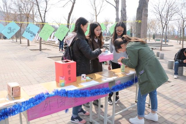 变废为宝 引领绿色时尚 ——外语系“The wave of change” 环保设计大赛变废为宝 引领绿色时尚 ——外语系“The wave of change” 环保设计大赛