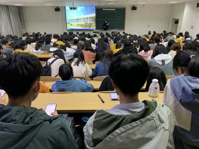 外语系开展2019级主题年级会/辅导员说完满(2019年10月)