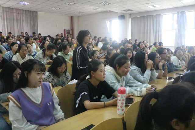 外语系开展2019级主题年级会/辅导员说完满(2019年9月)