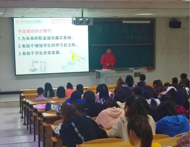 外语系开展2018级主题年级会/辅导员说完满(2019年9月)