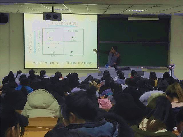 外语系开展2018级主题年级会(2018年11月)