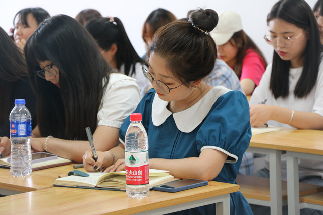 商务英语学院 【期中座谈会】 革故鼎新 开辟未来