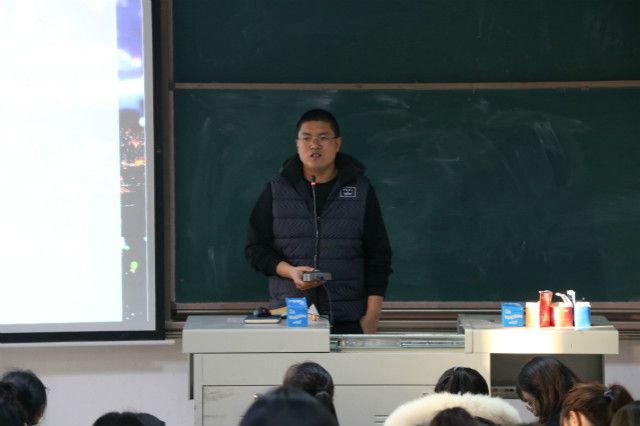 外语系开展2018级主题年级会(2019年3月)