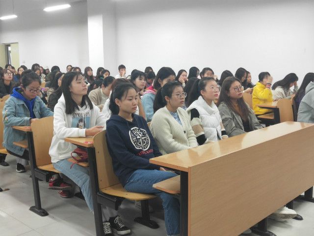 外语系开展2018级主题年级会/辅导员说完满(2019年10月)
