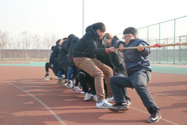 发扬团结精神 构建和谐班级——外语系第二届“成才杯”男女混合拔河比赛