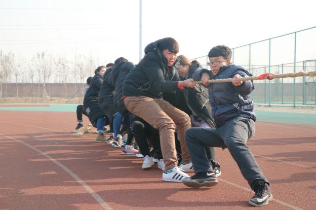 发扬团结精神  构建和谐班级——外语系第二届“成才杯”男女混合拔河比赛