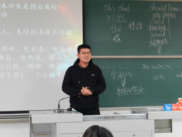 外语系开展2016级主题年级会(2018年10月)