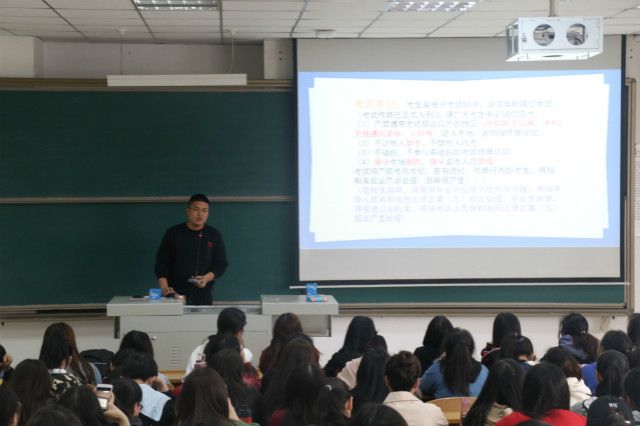 外语系开展2017级主题年级会/辅导员说完满(2019年4月)