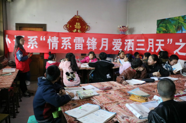 外语系举办“情系雷锋月 爱洒三月天”之你我话雷锋活动