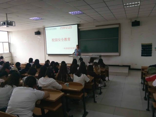 外语系开展2017级主题年级会/辅导员说完满(2019年9月)