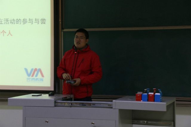 外语系开展2018级主题年级会/辅导员说完满(2019年4月)
