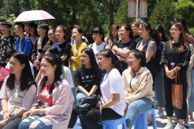 《追忆·芳华》 外国语言文学系 总有岁月可追忆 且以深情度芳华——第七届“魅夜乌马河”校园戏剧节之外语专场