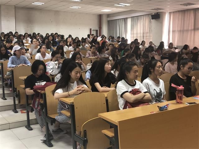 外语系开展2017级主题年级会(2018年9月)