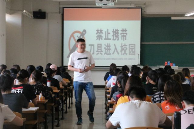 往来成古今 远随流水香——外语系2016级辅导员说完满之“做好转型 不留遗憾”