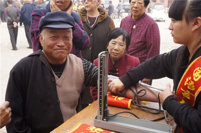 一棵老槐树的独白——外语系开展“关爱健康,从测量血压做起”公益活动