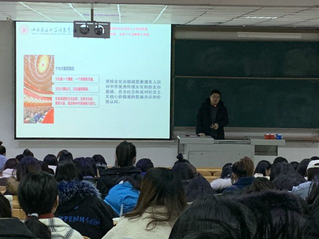 外语系开展2018级主题年级会/辅导员说完满(2019年12月)