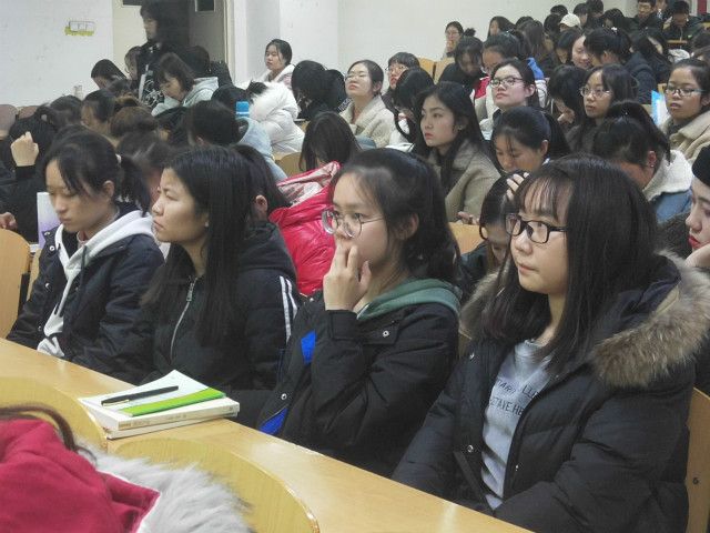 外语系开展2018级主题年级会/辅导员说完满(2019年11月)