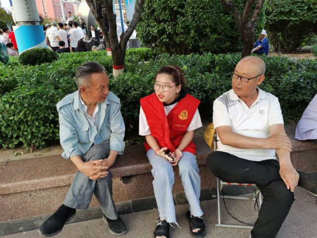爱在缤纷月 浓浓敬老情——外语系学子三下乡纪实(三)