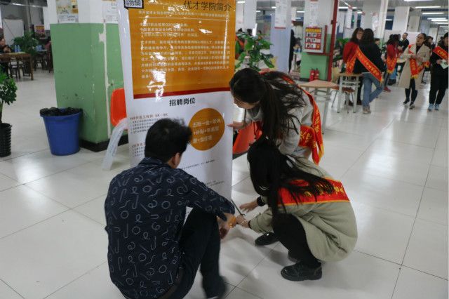 传递正能量第440期:让行动与雷锋精神同在 ——外语系雷锋月系列活动