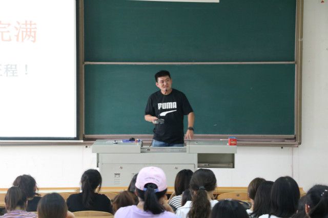 外语系开展2016级主题年级会/辅导员说完满(2019年9月)